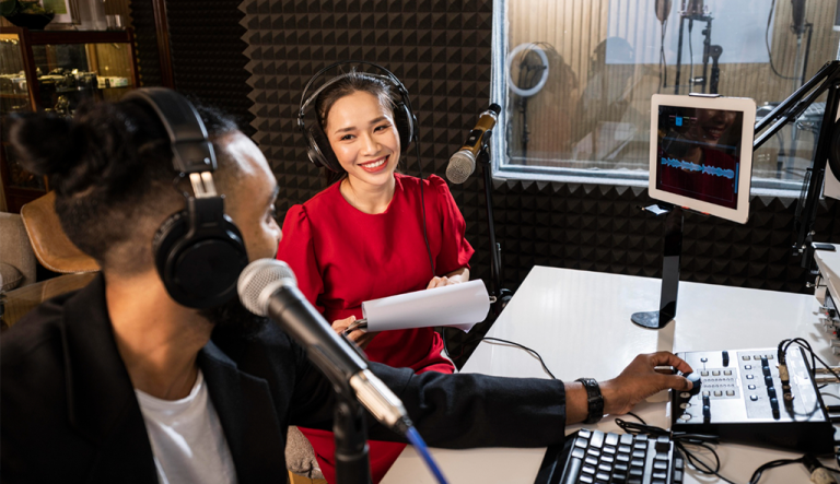 Voice Over vs Subtitles in eLearning Localization